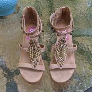 👠NWOT Tan Wedge Sandals